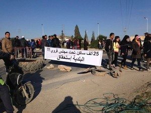 les habitants de Aouabeddu la route reliant Sfax Kairouan bloquent la route reliant Gabes et Tunis
