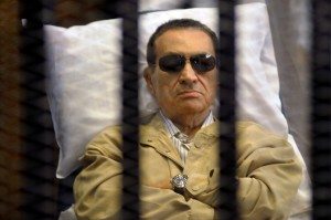 (FILES) A picture taken on June 2, 2012 shows ousted Egyptian president Hosni Mubarak sitting inside a cage in a courtroom during his verdict hearing in Cairo. Mubarak is expected to leave jail on August 22, 2013 after a court ordered him freed pending trial, but he will immediately be placed under house arrest if he does. AFP PHOTO/STR