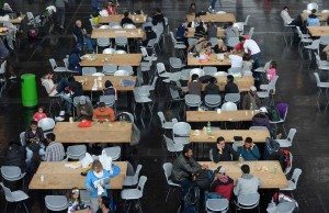 2048x1536-fit_des-refugies-installes-a-table-dans-un-hall-a-munich-en-allemagne-le-7-septembre-2015