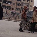 Avec des caméras cachées sous leur niqab, elles filment leur quotidien horrifiant à Raqqa (Vidéo) Avec des caméras cachées sous leur niqab, elles filment leur quotidien horrifiant à Raqqa (Vidéo)