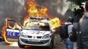 Voiture de police incendiée à Paris