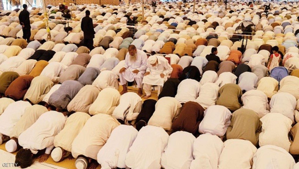 Pakistani Muslims offer first Friday prayers during the Muslim fasting month of Ramadan in Islamabad on June 10, 2016. Islam's holy month of Ramadan is celebrated by Muslims worldwide marked by fasting, abstaining from foods, sex and smoking from dawn to dusk for soul cleansing and strengthening the spiritual bond between them and the Almighty. / AFP / AAMIR QURESHI (Photo credit should read AAMIR QURESHI/AFP/Getty Images)