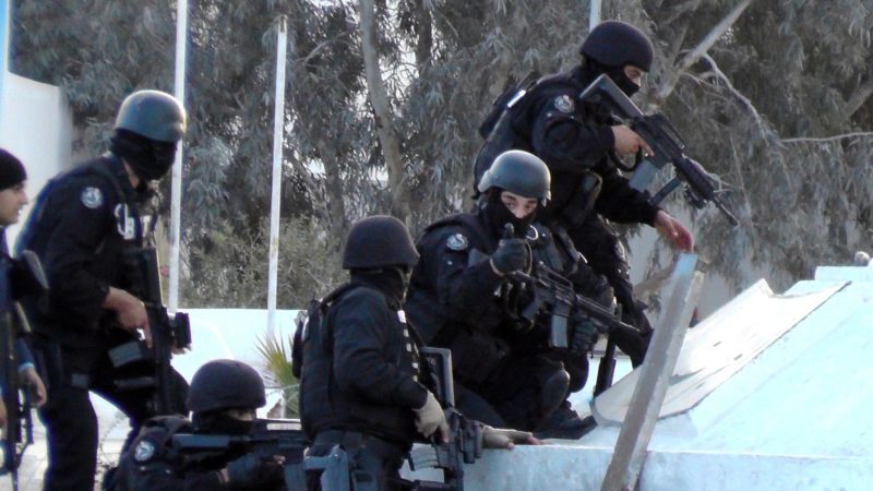 des-hommes-des-forces-speciales-tunisiennes-a-ben-guardane-dans-une-region-de-tunisie-voisine-de-la-libye-le-7-mars-2016_5559797