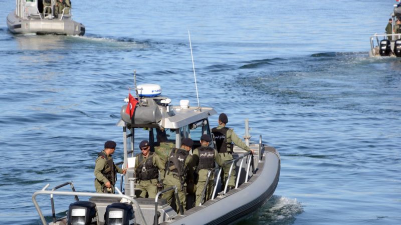 des-renforts-policiers-en-route-vers-l-ile-tunisienne-de-kerkennah-le-15-avril-2016_5583969
