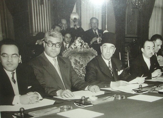 paris-1954-le-defunt-a-gauche-avec-bahi-ladgham-tahar-ben-ammar-et-mongi-slim-au-cours-des-negociations-de-lautonomie-interne