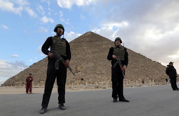 Police officers guard the Great Pyramid of Cheops in Giza, on the outskirts of Cairo January 16, 2015 .REUTERS/Mohamed Abd El Ghany (EGYPT - Tags: CRIME LAW SOCIETY TRAVEL)