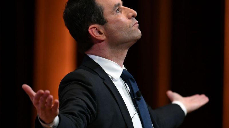 Donné favori après sa première place au premier tour, l'ancien ministre de l'Education arrive devant son rival Manuel Valls, après dépouillement de 60% des bureaux de vote.