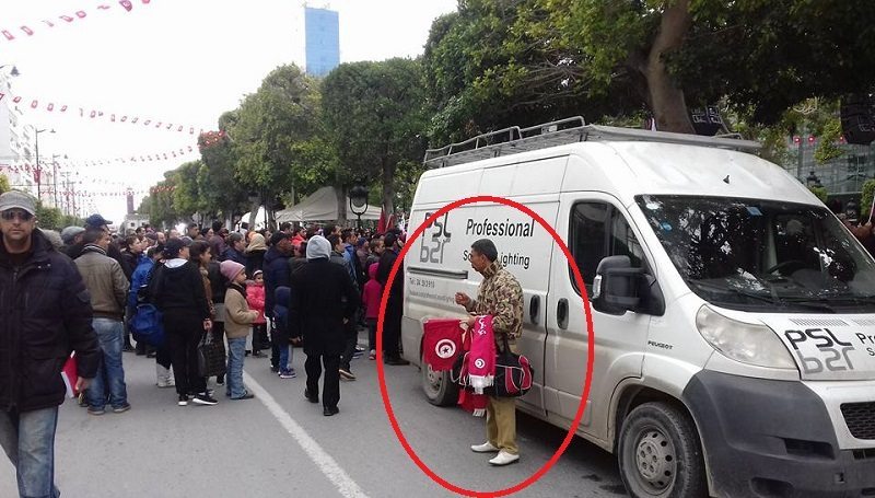 Il y avait même, des vendeurs ambulants. Papier mouchoirs, friandises et drapeaux tunisiens proposés à 5 TND à l'occasion de la fête ! À chacun ses occupations.