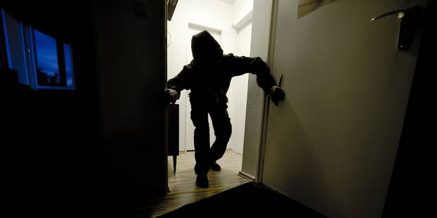 (ILLUSTRATION) An illustration photo dated 14 May 2013 shows a man armed with a knife tiptoeing through an apparment in Frankfurt/Main, Germany. In 2012 Frankfurt counted 16.310 crimes per inhabitant and stays the most dangerous city of Germany. Photo: Nicolas Armer Reporters / DPA