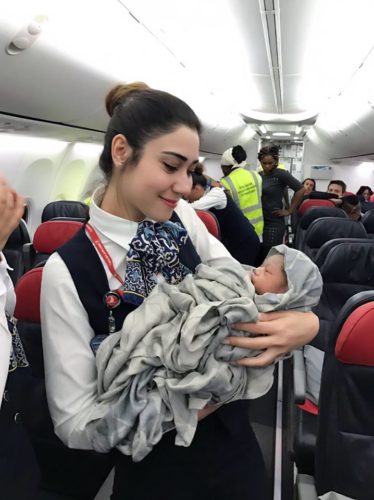 Un bébé naît en plein vol