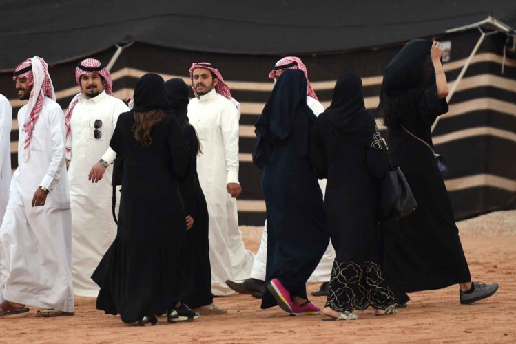 2048x1536-fit_femmes-arabie-saoudite-lors-fete-annuel-roi-monarchie-golf-29-mars-2017-riyad