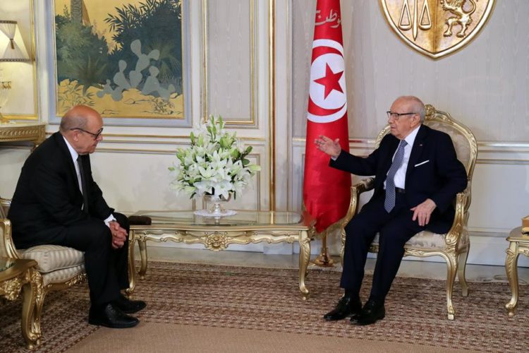 Le président de la République Béji Caïd Essebsi s'entretient avec Jean-Yves le Drian, Chef de la Diplomatie française au sein du premier gouvernement d'Édouard Philippe, Premier ministre français désigné par le président Emmanuel Macron.