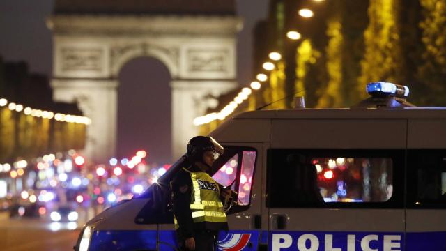 fusillade-sur-les-champs-elysees-un-policier-tue-un-autre-blesse