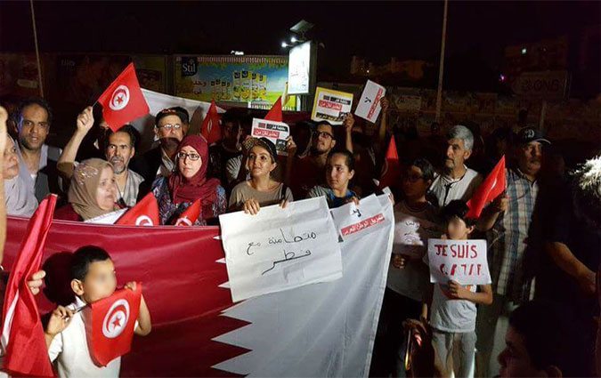 Plusieurs personnes ont manifesté samedi 10 juin 2017 devant l'ambassade du Qatar en Tunisie pour dénoncer le blocus imposé par l'Arabie Saoudite à l'Iran. Les manifestants ont demandé aux États du Golfe de revoir leur politique et ont rappelé les aides accordés par le Qatar à plusieurs pays, telle que la Tunisie.