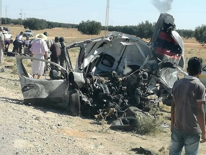 La voiture du conducteur décédé a presque été réduite en miettes sous la force de l'impact avec le bus de la Société nationale de Transport, témoignant ainsi de la violence du choc.