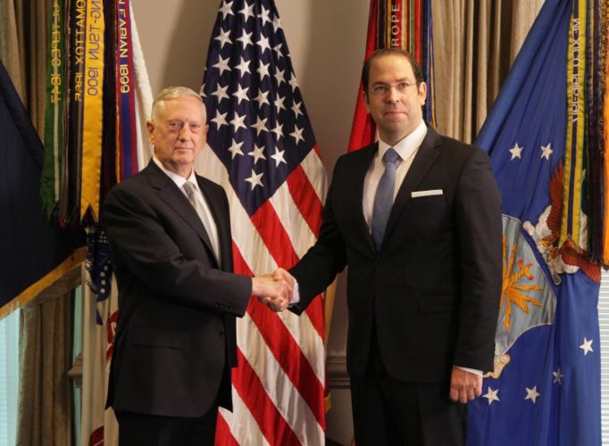 Le Chef du gouvernement Youssef Chahed avec le ministre américain de la Défense, David Mattis.