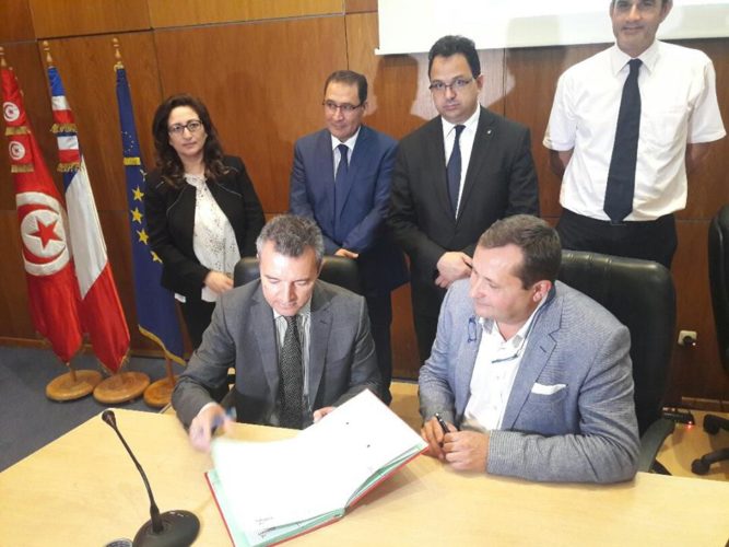 Signature de l'accord entre Tunisair et le comité d'organisation des Rencontres Africa, avec la participation d'Elyes Mnakli, PDG de Tunisair, et de Marc Hoffmeister, commissaire des Rencontres Africa 2017.