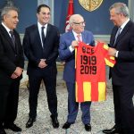 Béji Caïd Essebsi et le maillot qui fait polémique Béji Caïd Essebsi et le maillot qui fait polémique
