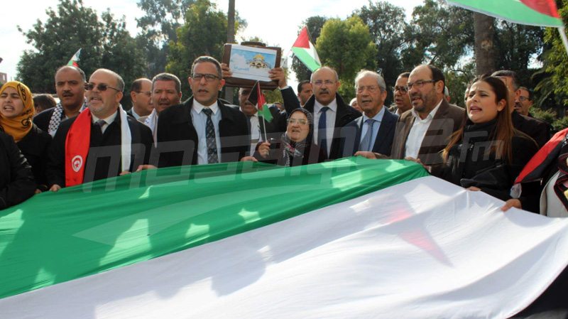 Les députés, accompagnés de leur président Mohamed Ennaceur, devant l'ARP. Crédit photo : Mosaïque FM.