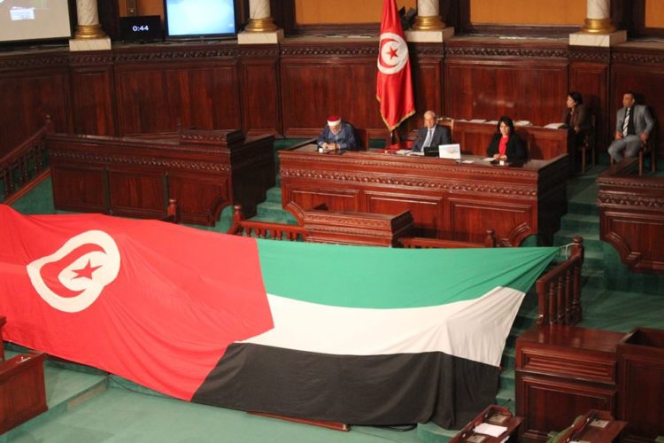 Les drapeaux tunisien et palestinien ne font qu'un à l'ARP.