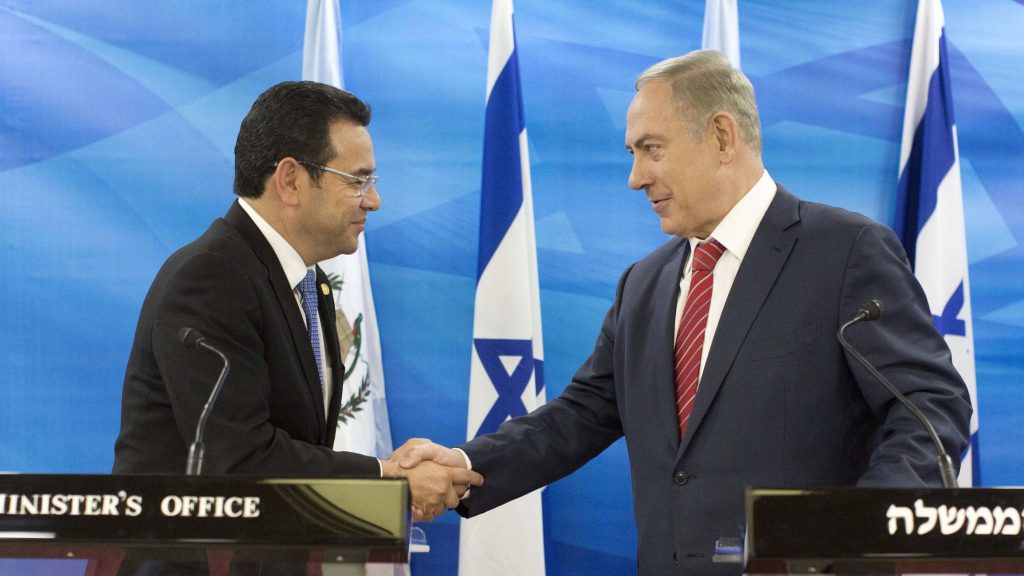 le-president-jimmy-morales-et-le-premier-ministre-israelien-benjamin-netanyahu-le-28-novembre-2016-a-jerusalem_5996512