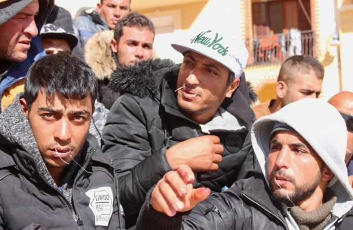 lampedusa-tunisiens-bouches-cousues