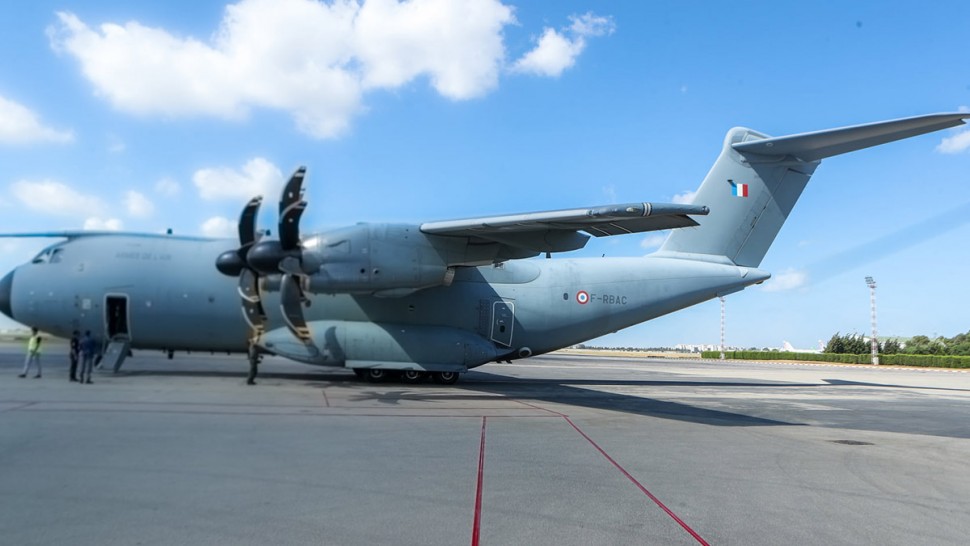 Arrivée de l'avion ramenant l'oxygène médical de France - Vimarsana News
